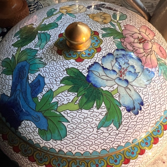 Unique Vintage White Floral Cloisonné large lidded container like new - Picture 11 of 12